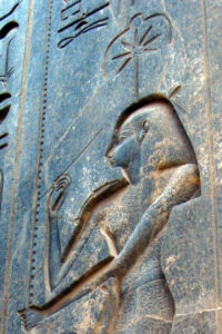 Dea Seshat con foglia in testa